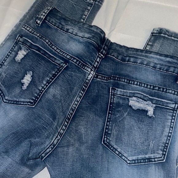 A. Z. I Women's Blue Jeans with Pink Floral Embroidery Size 4 - Picture 10 of 12